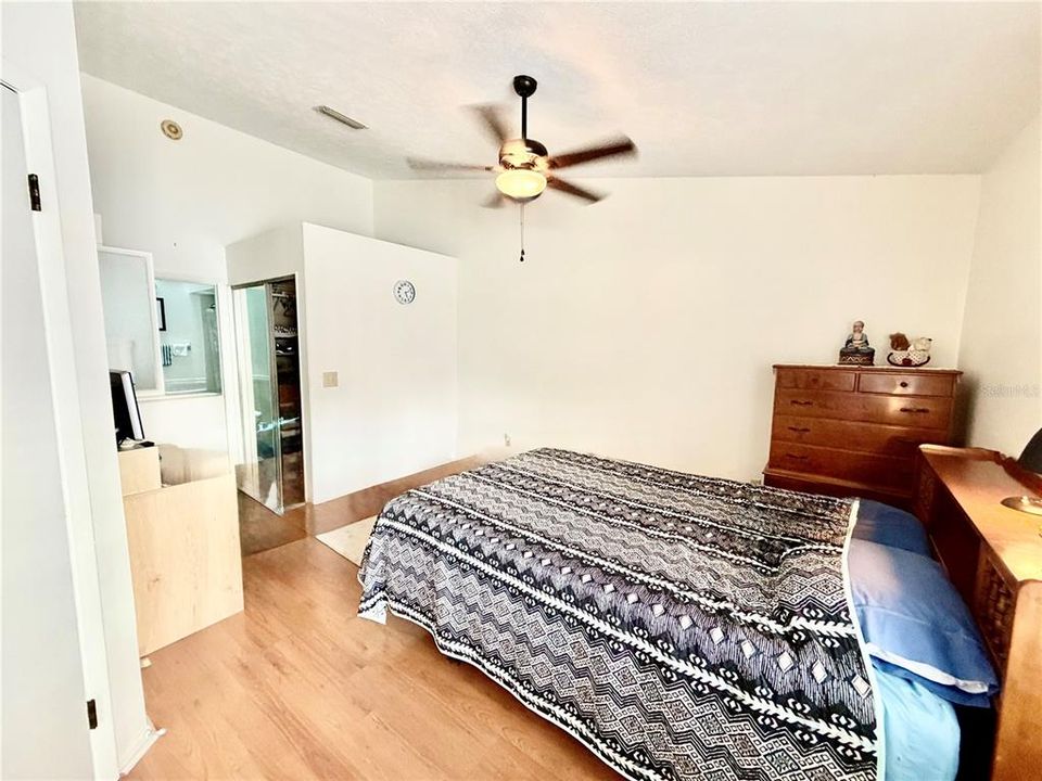For Sale: $199,900 (2 beds, 2 baths, 1060 Square Feet)