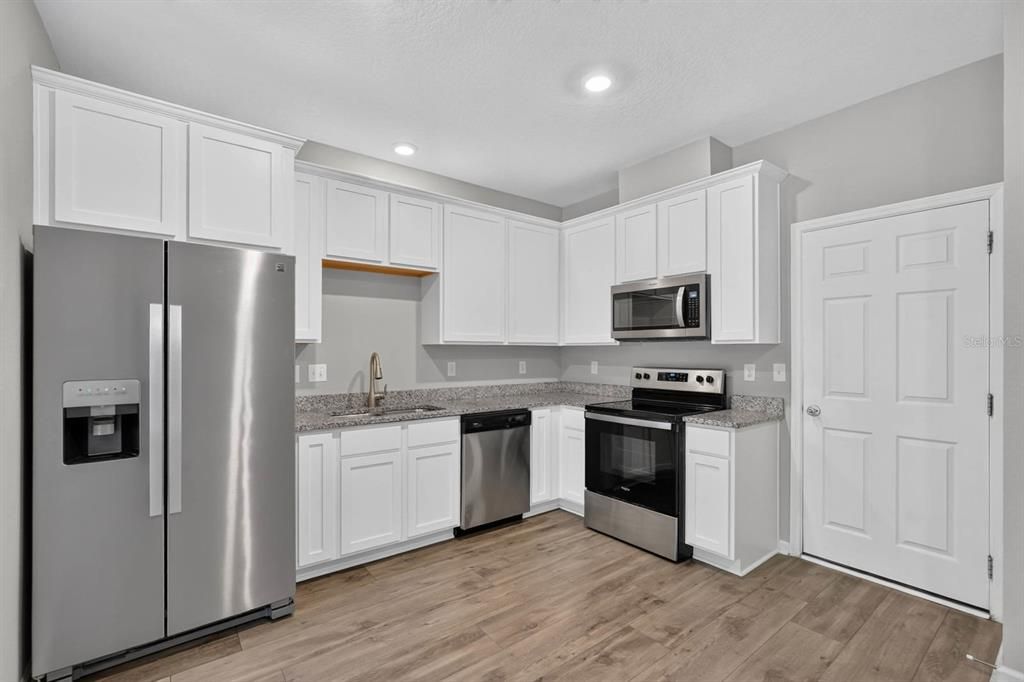 For Sale: $250,000 (2 beds, 1 baths, 1168 Square Feet)