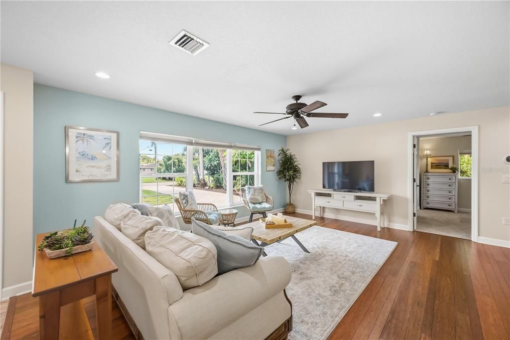 For Sale: $925,000 (2 beds, 2 baths, 1478 Square Feet)