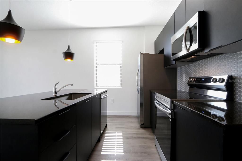 For Sale: $340,000 (3 beds, 3 baths, 1372 Square Feet)