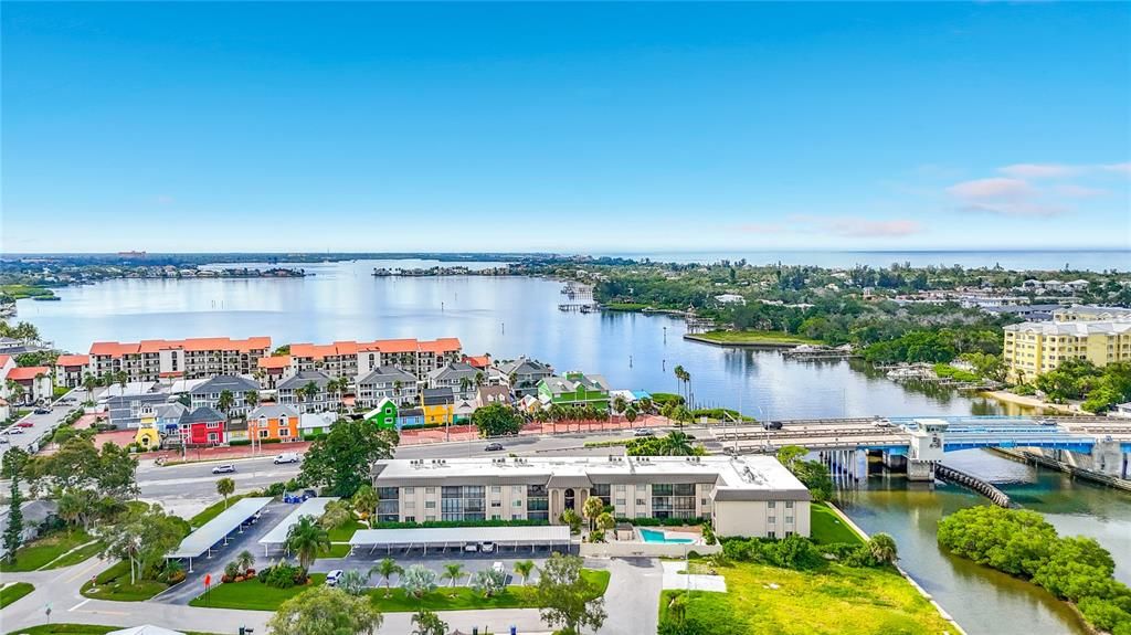 На продажу: $195,000 (2 спален, 2 ванн, 910 Квадратных фут)
