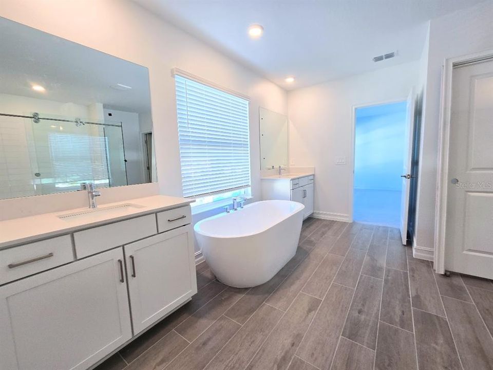 For Rent: $4,250 (5 beds, 4 baths, 3230 Square Feet)