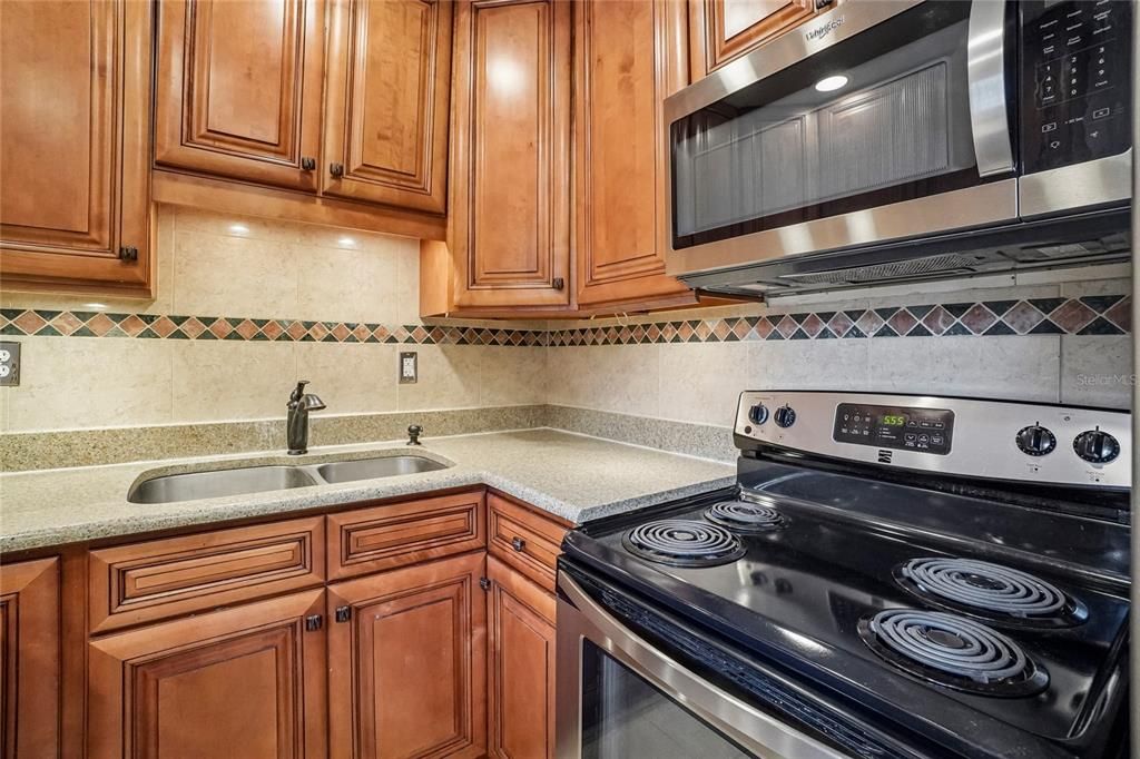 For Sale: $165,000 (2 beds, 2 baths, 960 Square Feet)