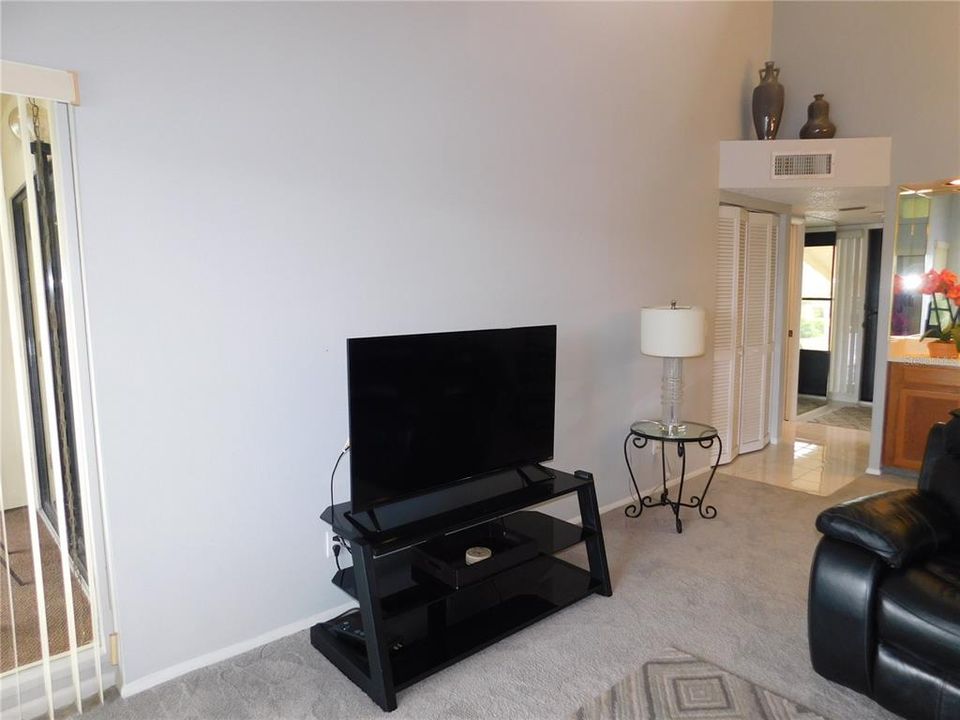 For Rent: $1,595 (1 beds, 1 baths, 674 Square Feet)