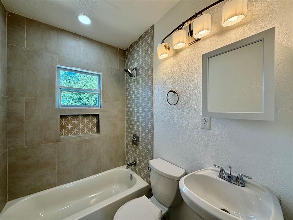 For Rent: $1,700 (1 beds, 1 baths, 760 Square Feet)