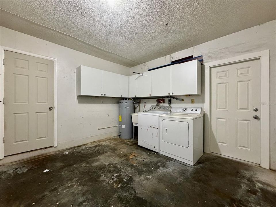 For Rent: $2,450 (2 beds, 1 baths, 852 Square Feet)