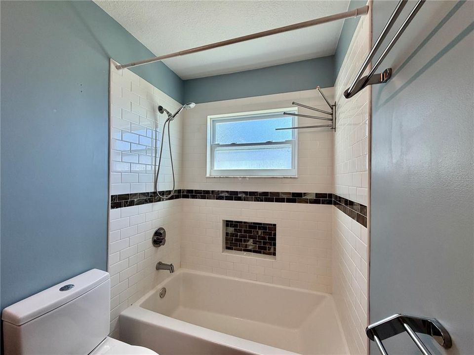 For Rent: $2,450 (2 beds, 1 baths, 852 Square Feet)