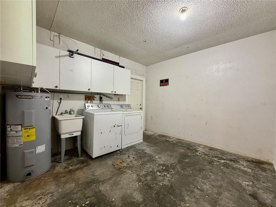 For Rent: $2,450 (2 beds, 1 baths, 852 Square Feet)