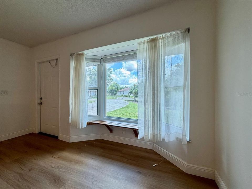 For Rent: $2,450 (2 beds, 1 baths, 852 Square Feet)