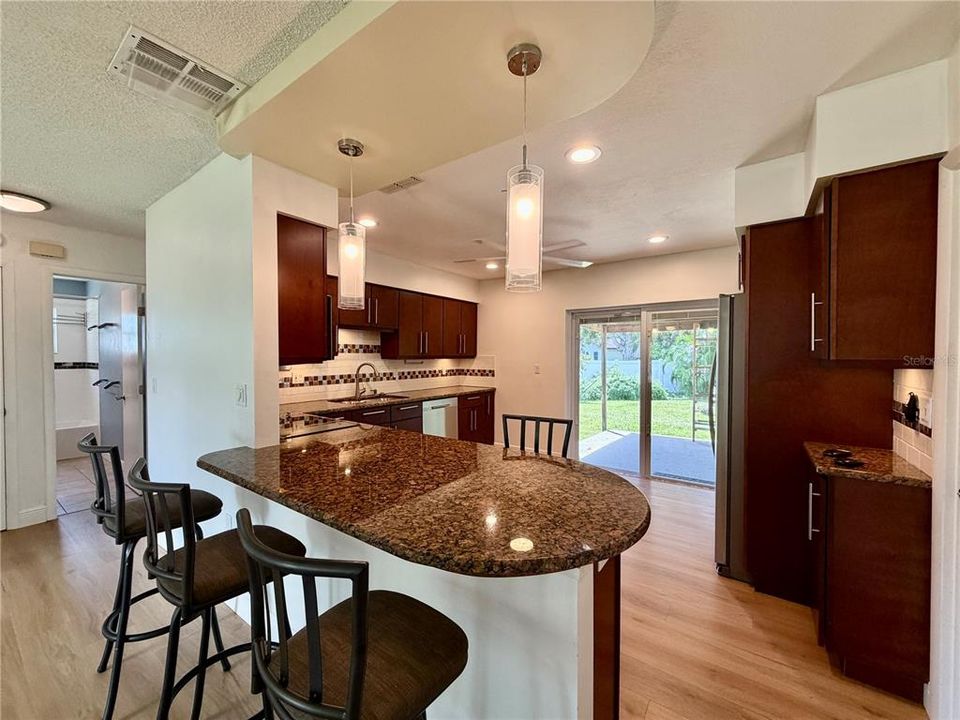 For Rent: $2,450 (2 beds, 1 baths, 852 Square Feet)
