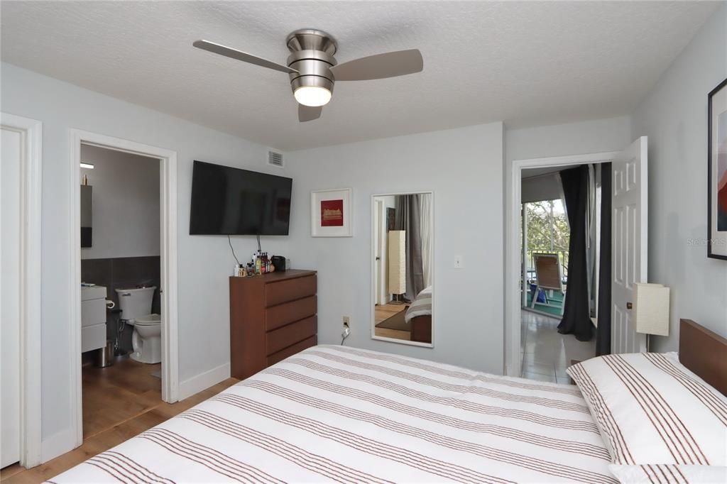 For Sale: $170,000 (2 beds, 2 baths, 990 Square Feet)