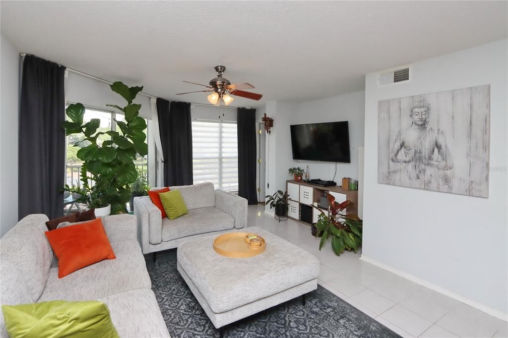 For Sale: $170,000 (2 beds, 2 baths, 990 Square Feet)
