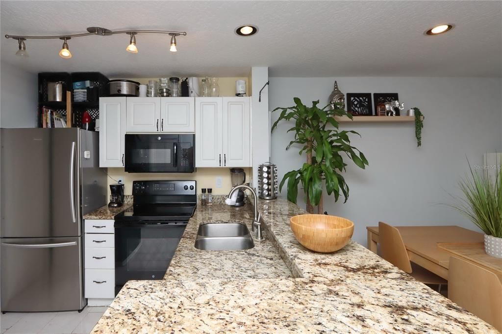 For Sale: $170,000 (2 beds, 2 baths, 990 Square Feet)