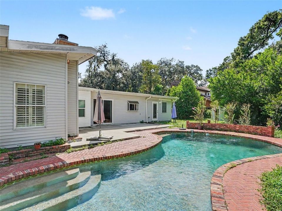 For Sale: $435,000 (3 beds, 3 baths, 2135 Square Feet)