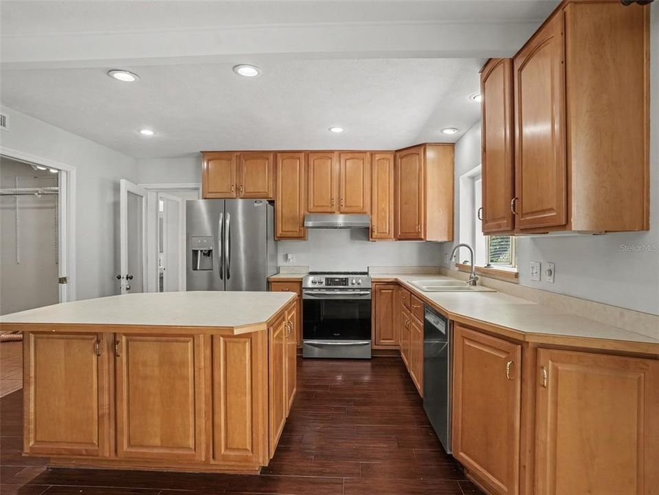 For Sale: $435,000 (3 beds, 3 baths, 2135 Square Feet)