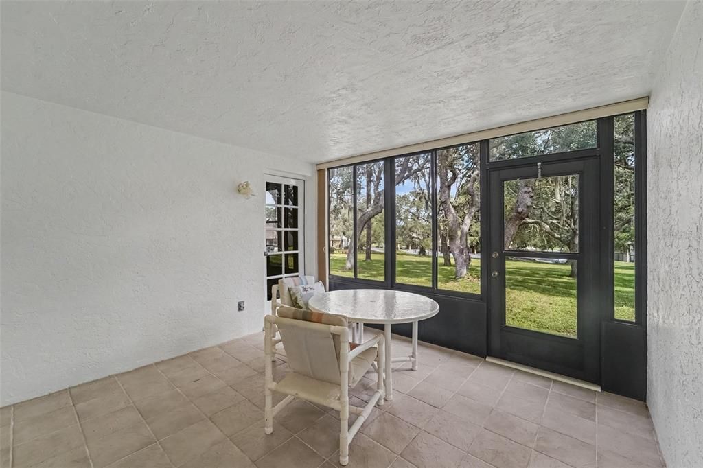 For Sale: $135,000 (2 beds, 2 baths, 990 Square Feet)