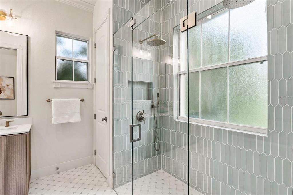 En Venta: $1,095,000 (4 camas, 3 baños, 2135 Pies cuadrados)