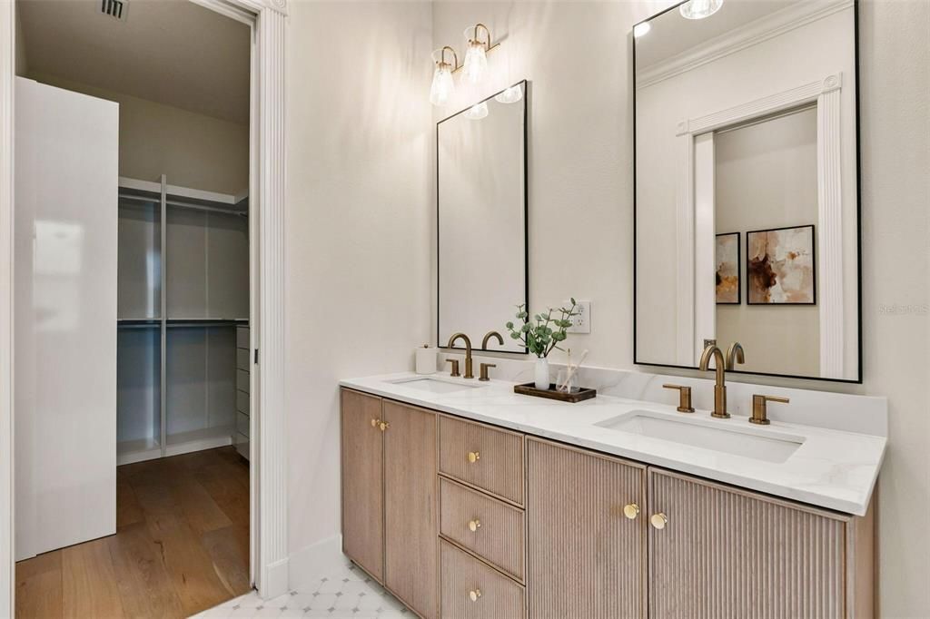 En Venta: $1,095,000 (4 camas, 3 baños, 2135 Pies cuadrados)