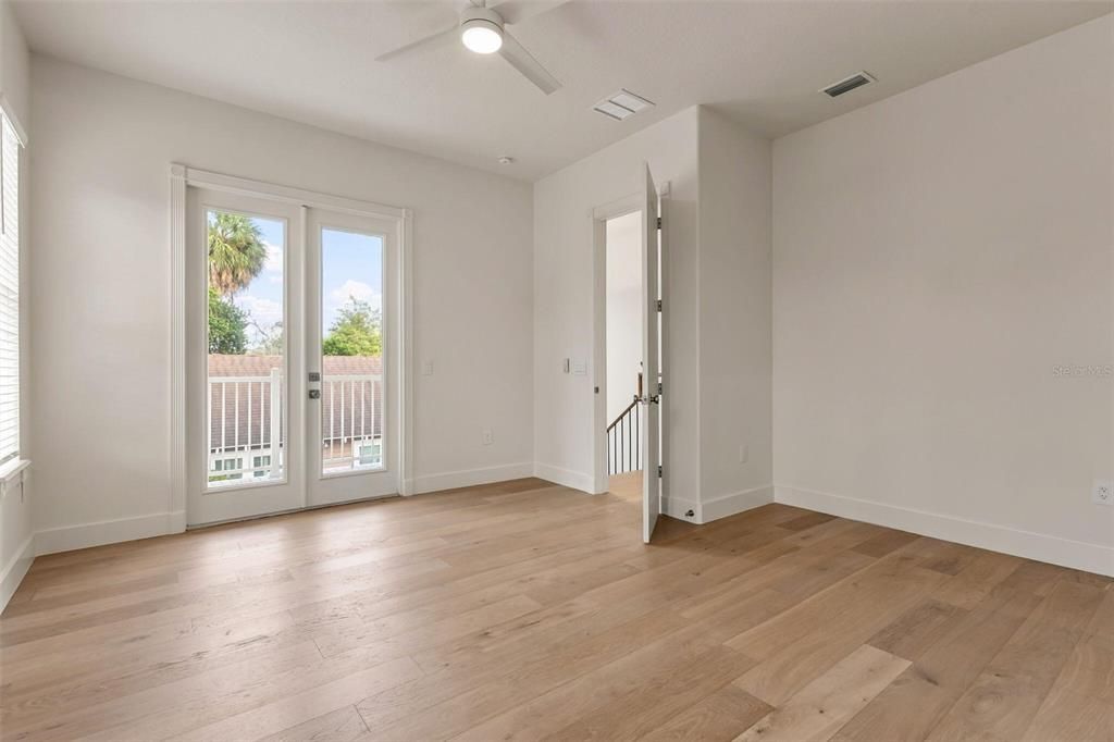 En Venta: $1,095,000 (4 camas, 3 baños, 2135 Pies cuadrados)
