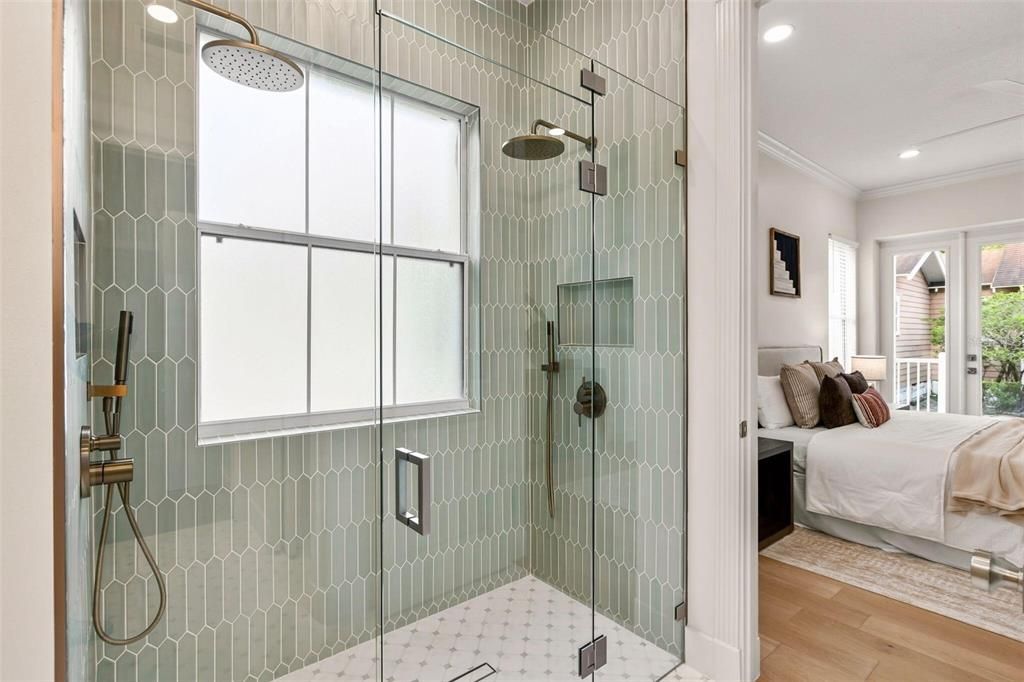 En Venta: $1,095,000 (4 camas, 3 baños, 2135 Pies cuadrados)