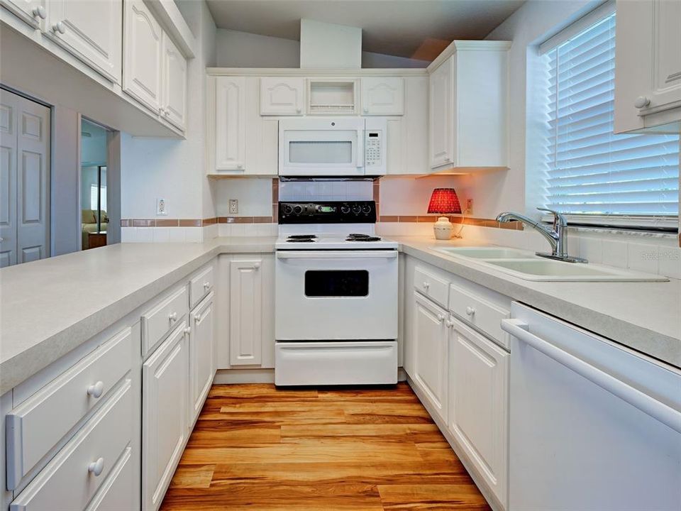 На продажу: $165,000 (2 спален, 2 ванн, 924 Квадратных фут)