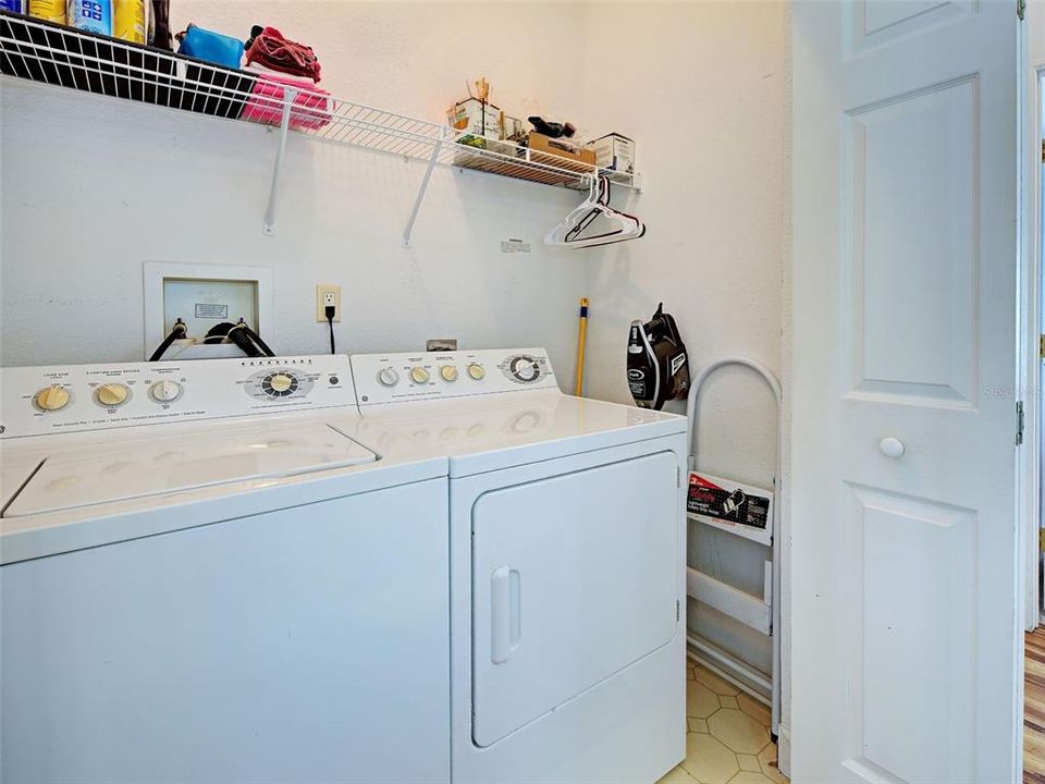 На продажу: $165,000 (2 спален, 2 ванн, 924 Квадратных фут)