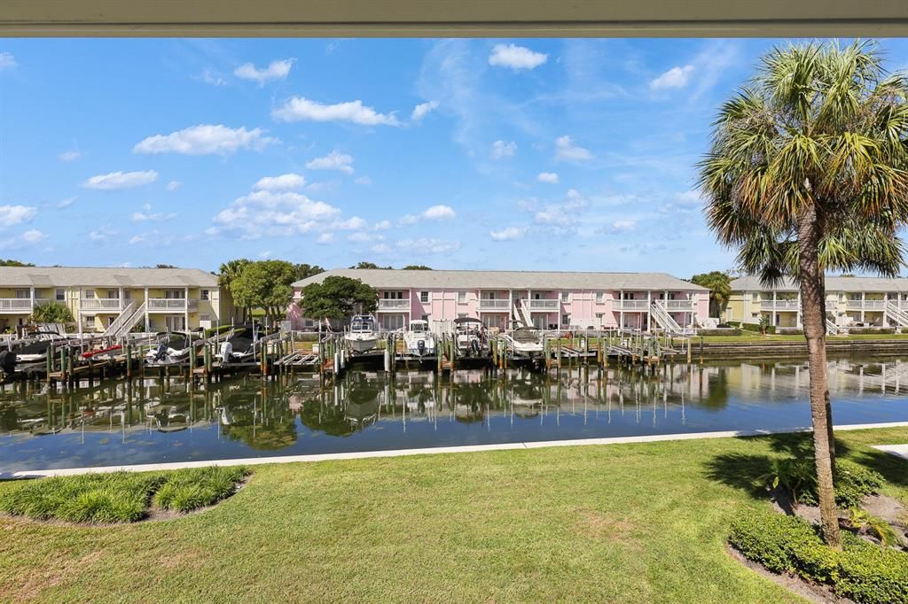For Rent: $2,800 (2 beds, 1 baths, 720 Square Feet)