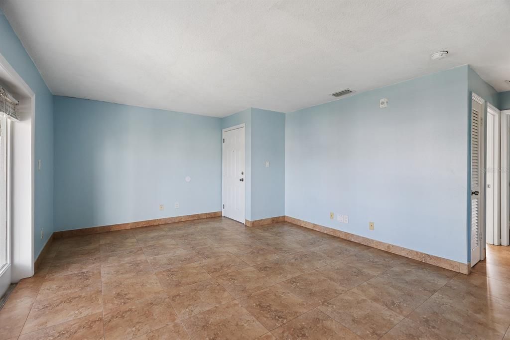 For Rent: $2,800 (2 beds, 1 baths, 720 Square Feet)