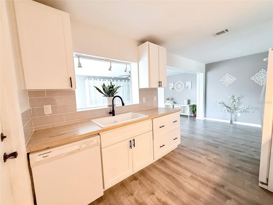 En Venta: $470,000 (5 camas, 3 baños, 2059 Pies cuadrados)