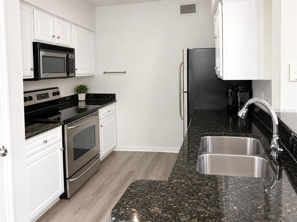 For Sale: $168,000 (1 beds, 1 baths, 867 Square Feet)