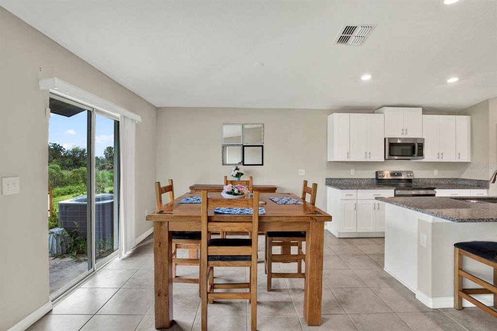 En Venta: $339,000 (4 camas, 2 baños, 1935 Pies cuadrados)