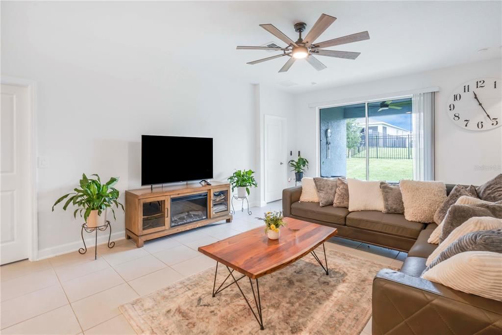 En Venta: $439,999 (4 camas, 2 baños, 2108 Pies cuadrados)