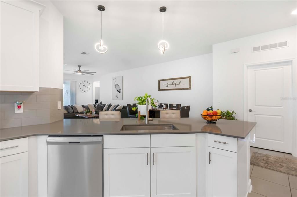 En Venta: $439,999 (4 camas, 2 baños, 2108 Pies cuadrados)