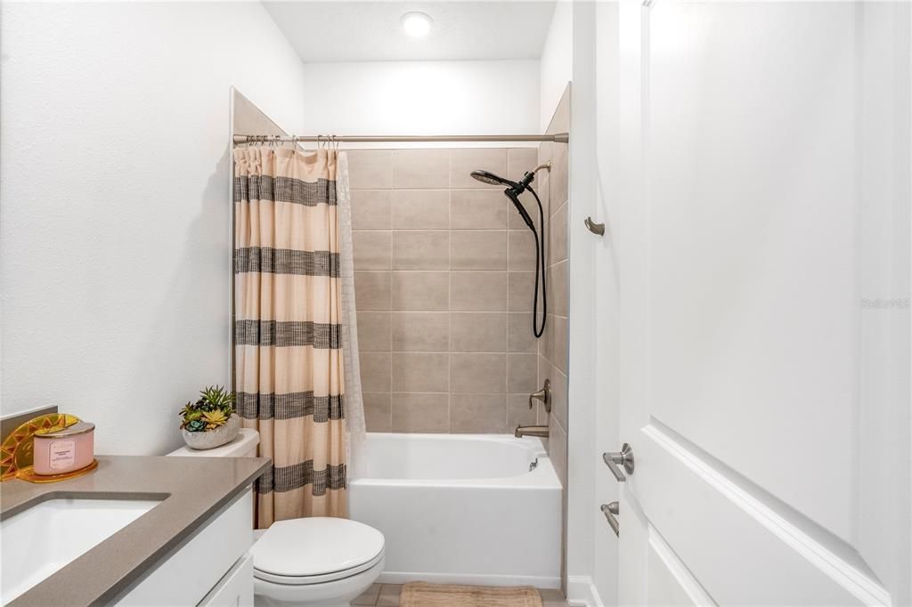 En Venta: $439,999 (4 camas, 2 baños, 2108 Pies cuadrados)
