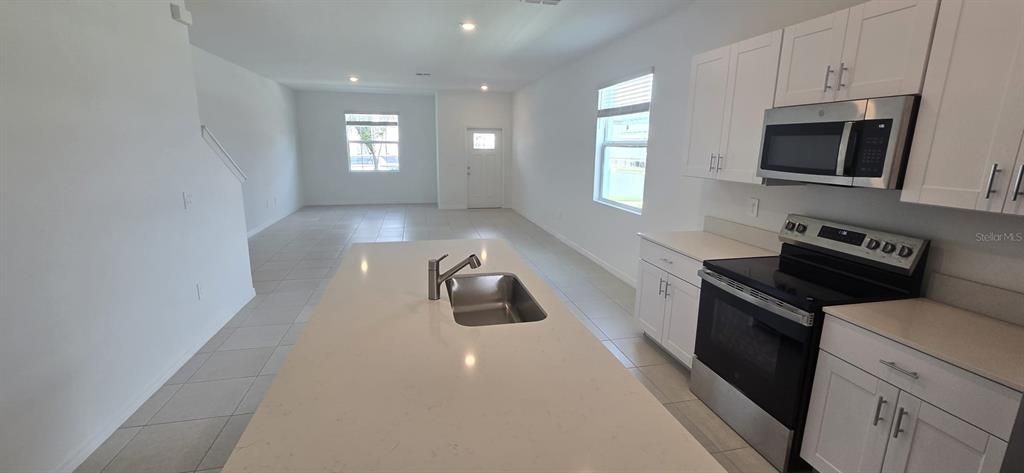 For Rent: $2,100 (3 beds, 2 baths, 1801 Square Feet)