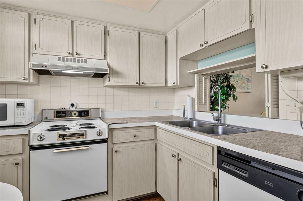 For Sale: $169,900 (1 beds, 1 baths, 815 Square Feet)