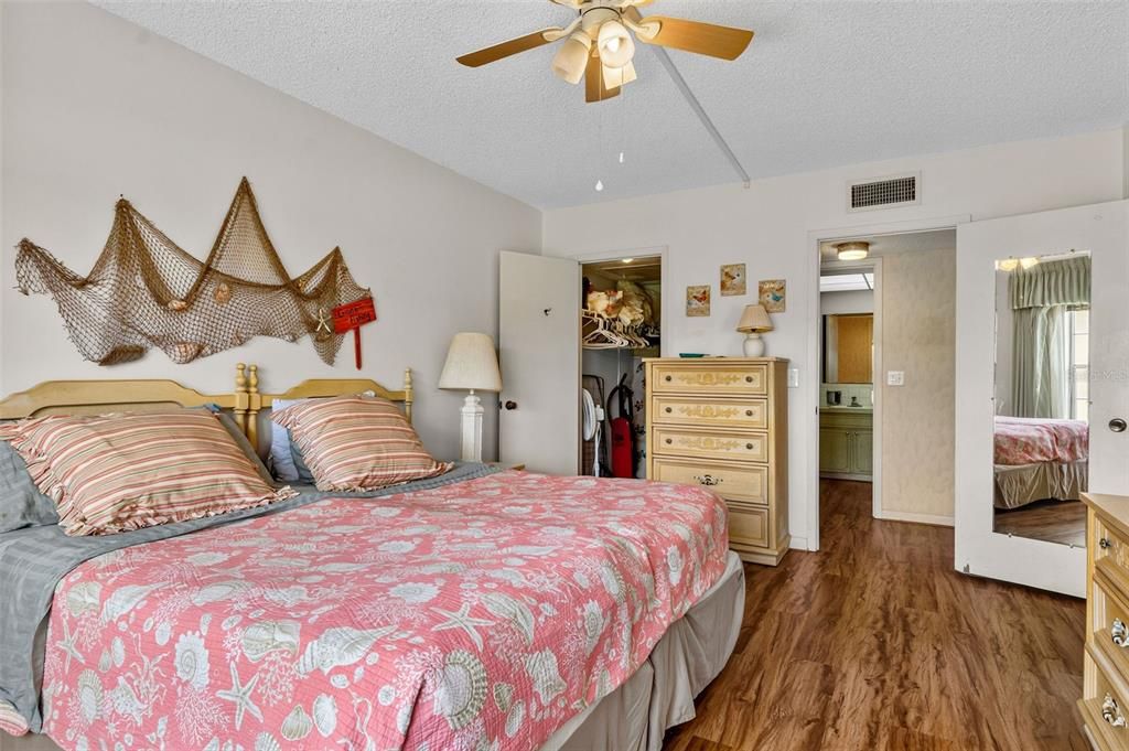 For Sale: $169,900 (1 beds, 1 baths, 815 Square Feet)