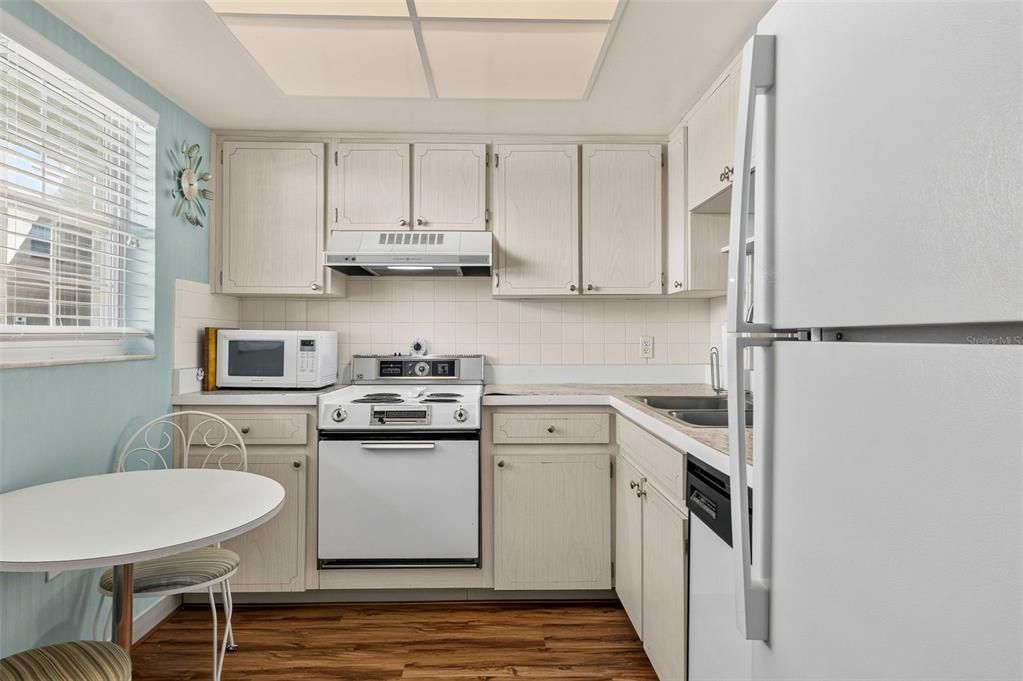 For Sale: $169,900 (1 beds, 1 baths, 815 Square Feet)
