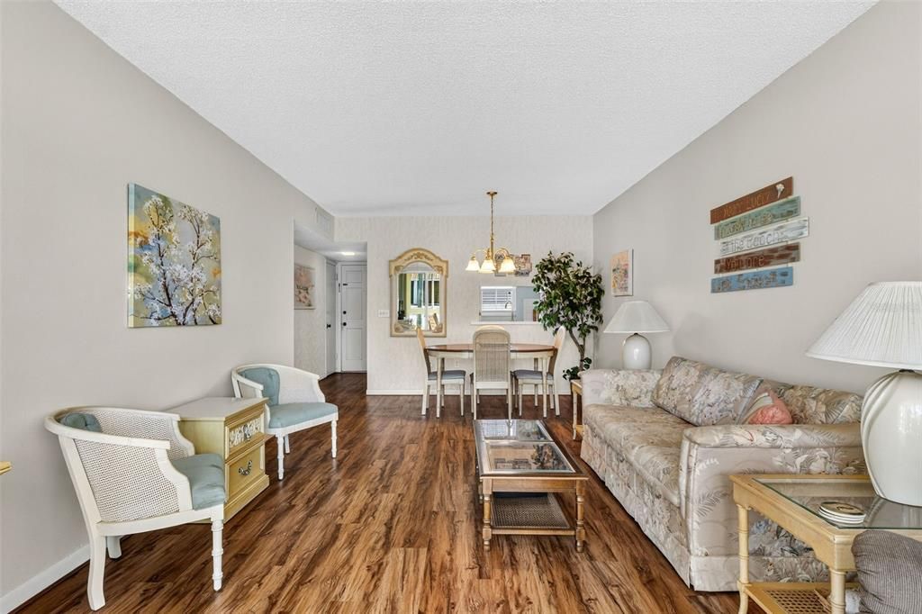 For Sale: $169,900 (1 beds, 1 baths, 815 Square Feet)