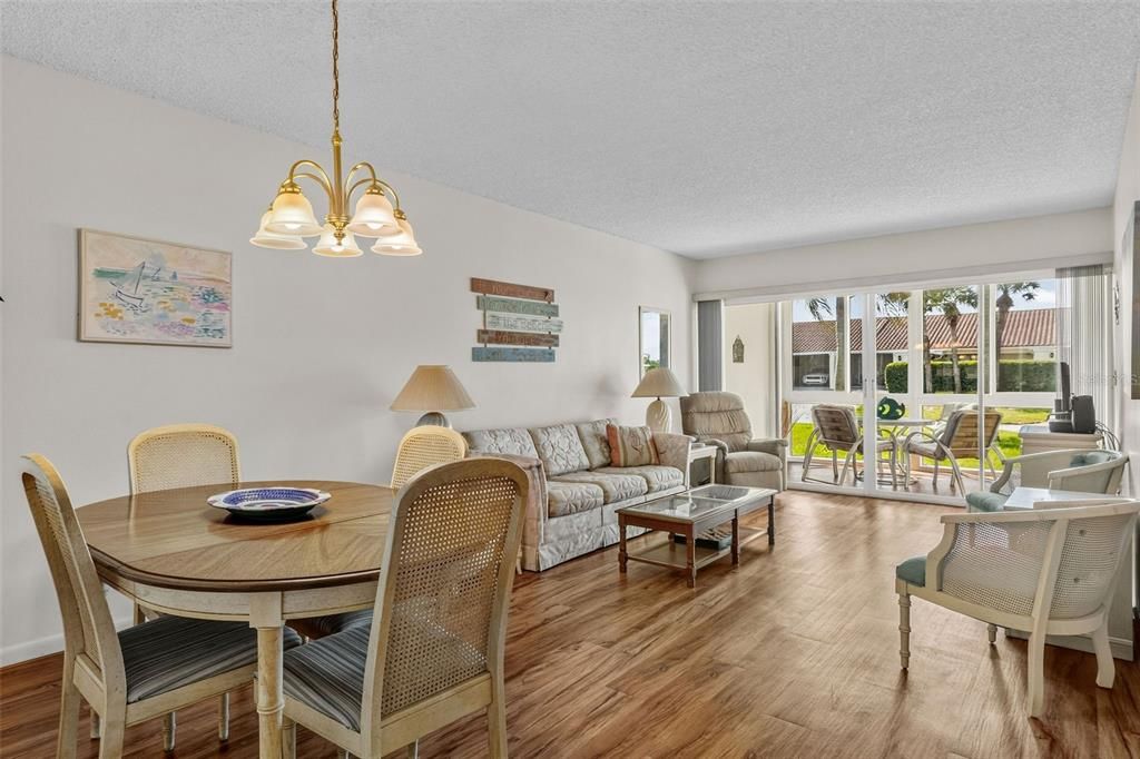 For Sale: $169,900 (1 beds, 1 baths, 815 Square Feet)
