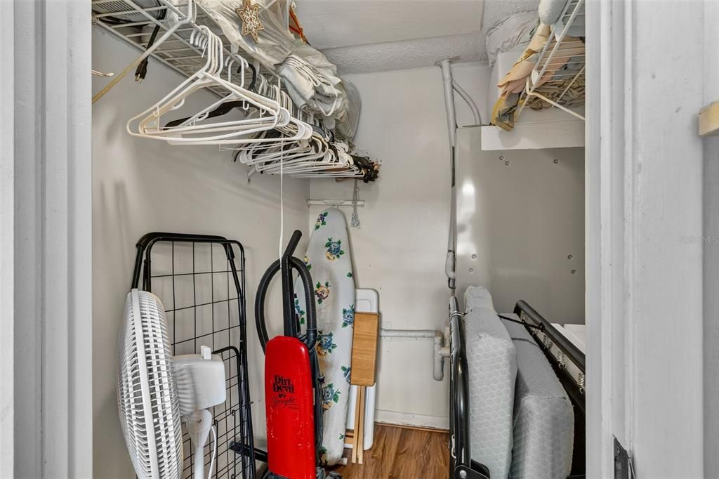 For Sale: $169,900 (1 beds, 1 baths, 815 Square Feet)