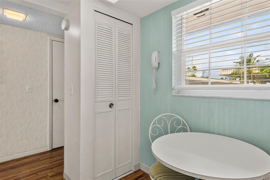 For Sale: $169,900 (1 beds, 1 baths, 815 Square Feet)