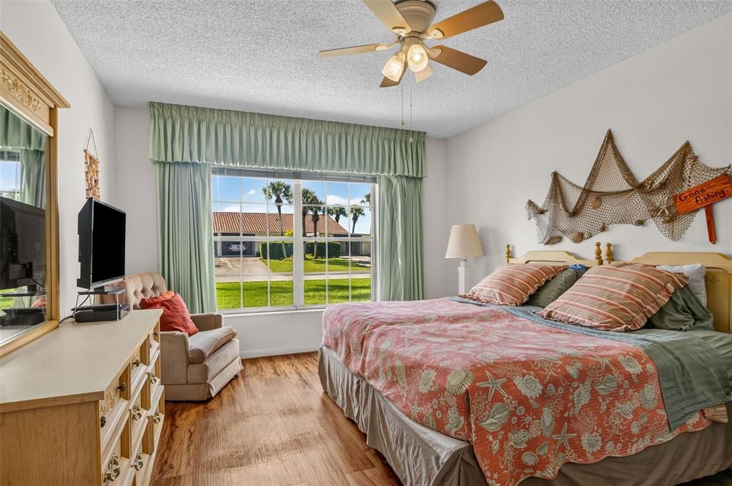 For Sale: $169,900 (1 beds, 1 baths, 815 Square Feet)