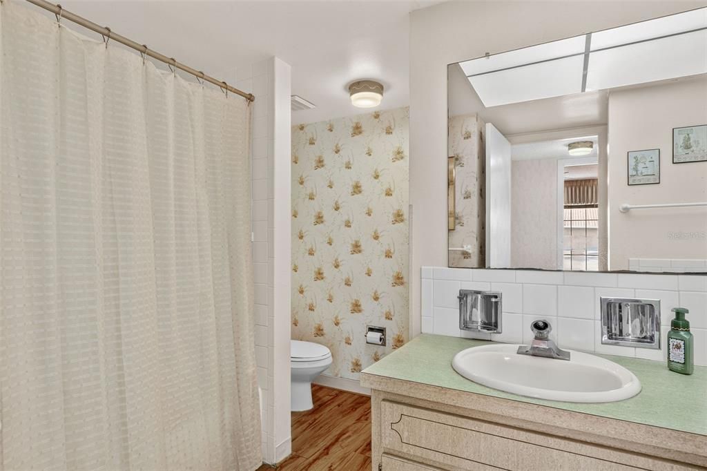 For Sale: $169,900 (1 beds, 1 baths, 815 Square Feet)