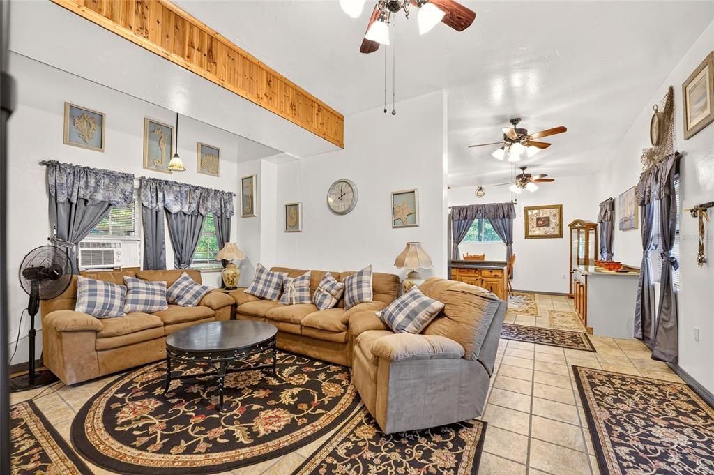 На продажу: $465,000 (2 спален, 2 ванн, 1838 Квадратных фут)