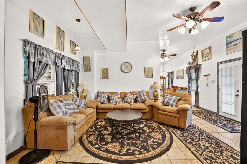 На продажу: $465,000 (2 спален, 2 ванн, 1838 Квадратных фут)