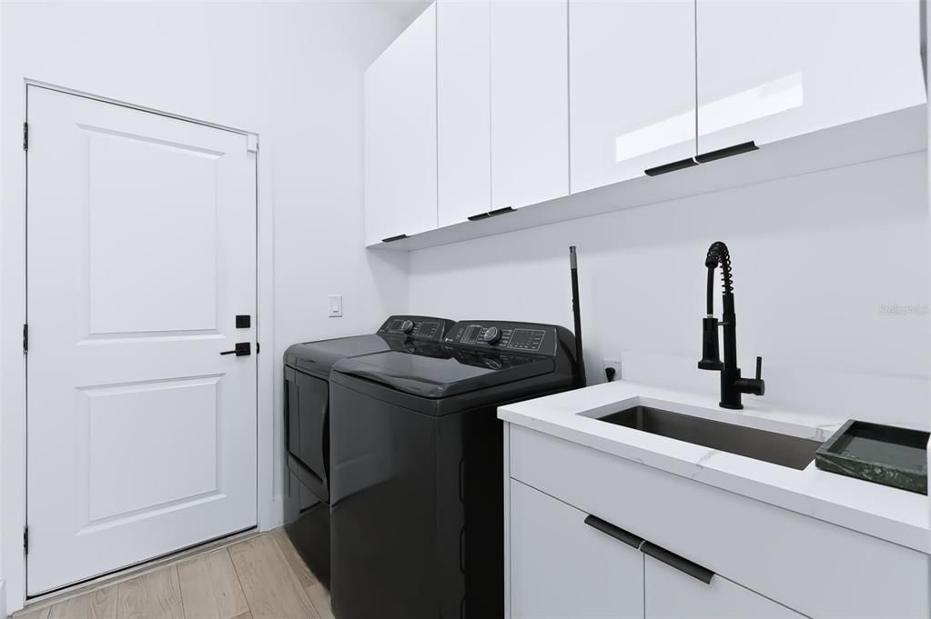 For Sale: $709,900 (4 beds, 2 baths, 1937 Square Feet)
