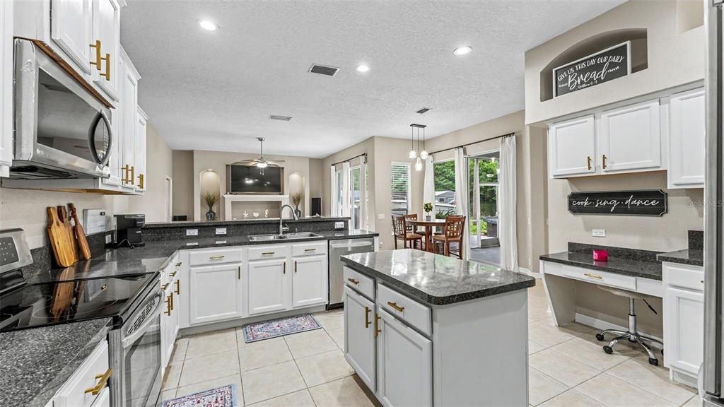 For Sale: $515,000 (4 beds, 3 baths, 2719 Square Feet)