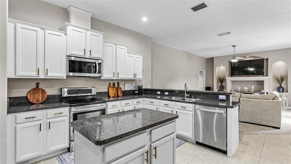 For Sale: $515,000 (4 beds, 3 baths, 2719 Square Feet)