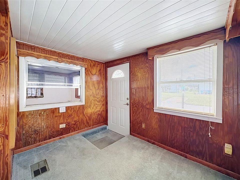 For Sale: $150,000 (2 beds, 2 baths, 925 Square Feet)